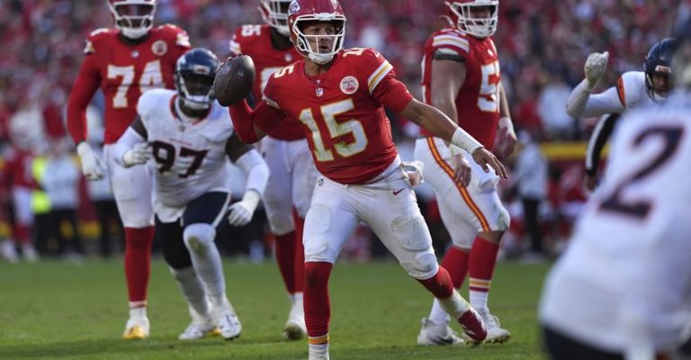 Mahomes mostró su experiencia ante los Broncos