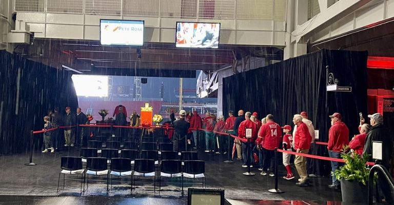 Largas filas para rendir tributo a su héroe