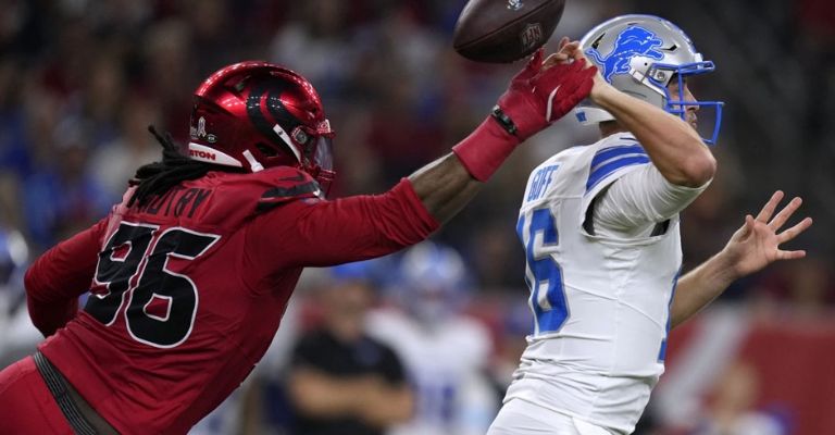 Goff fue maltratado por la defensa de los Texans