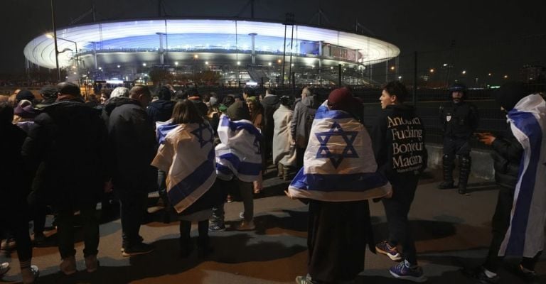 Aficionados israelíes llegan al Stade de France