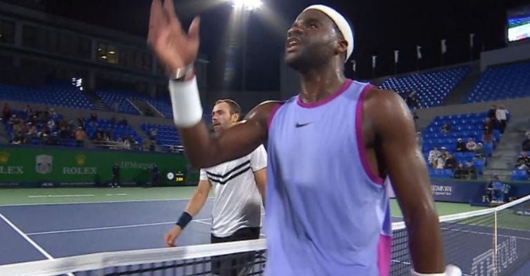 El tenista se frustró tras la llamada del árbitro