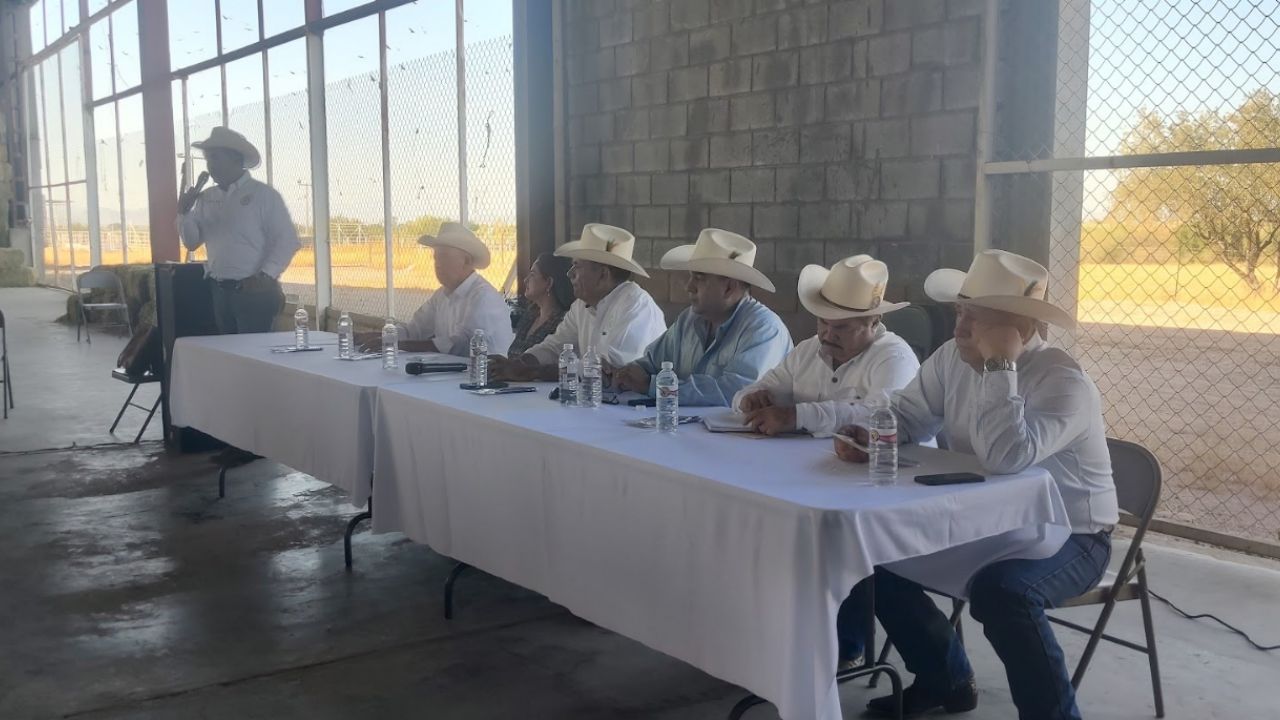 Célida López, titular de la Sagarhpa, se reúne con ganaderos del sur de Sonora
