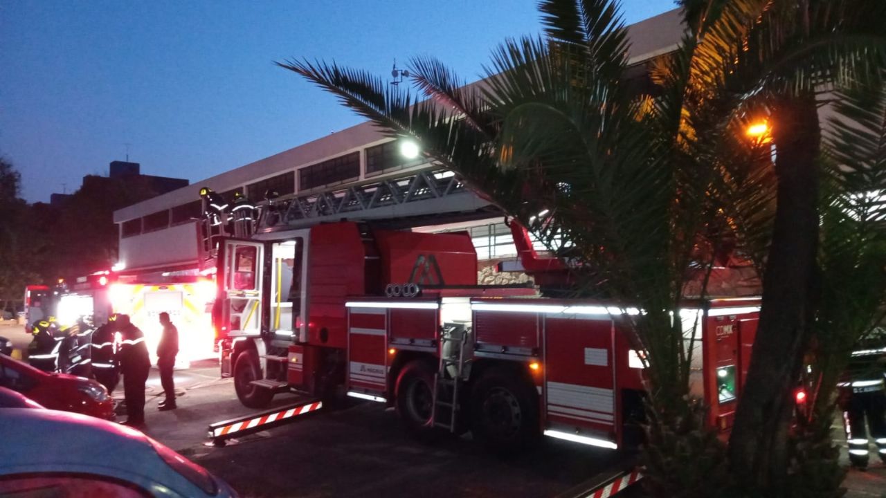 Se registra fuerte incendio en departamento de Tlatelolco; evacúan a 50 personas