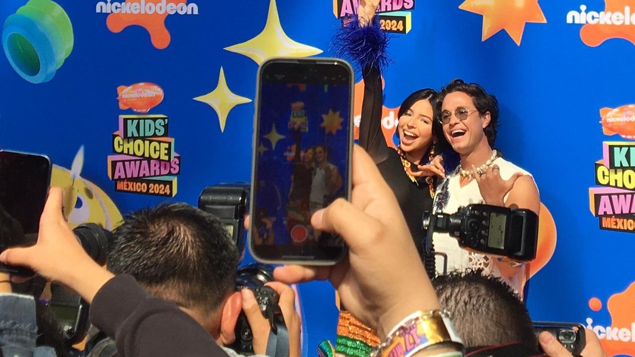 Ángela Aguilar reaparece sola en los Kids Choice Awards 2024 en medio de polémicas