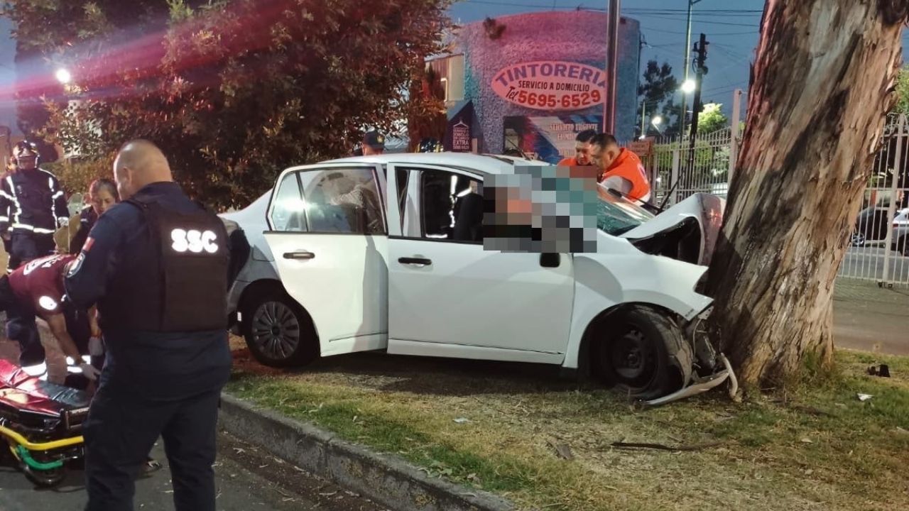 Fatídico accidente: Dos muertos tras brutal choque en Iztapalapa; quedaron en el auto