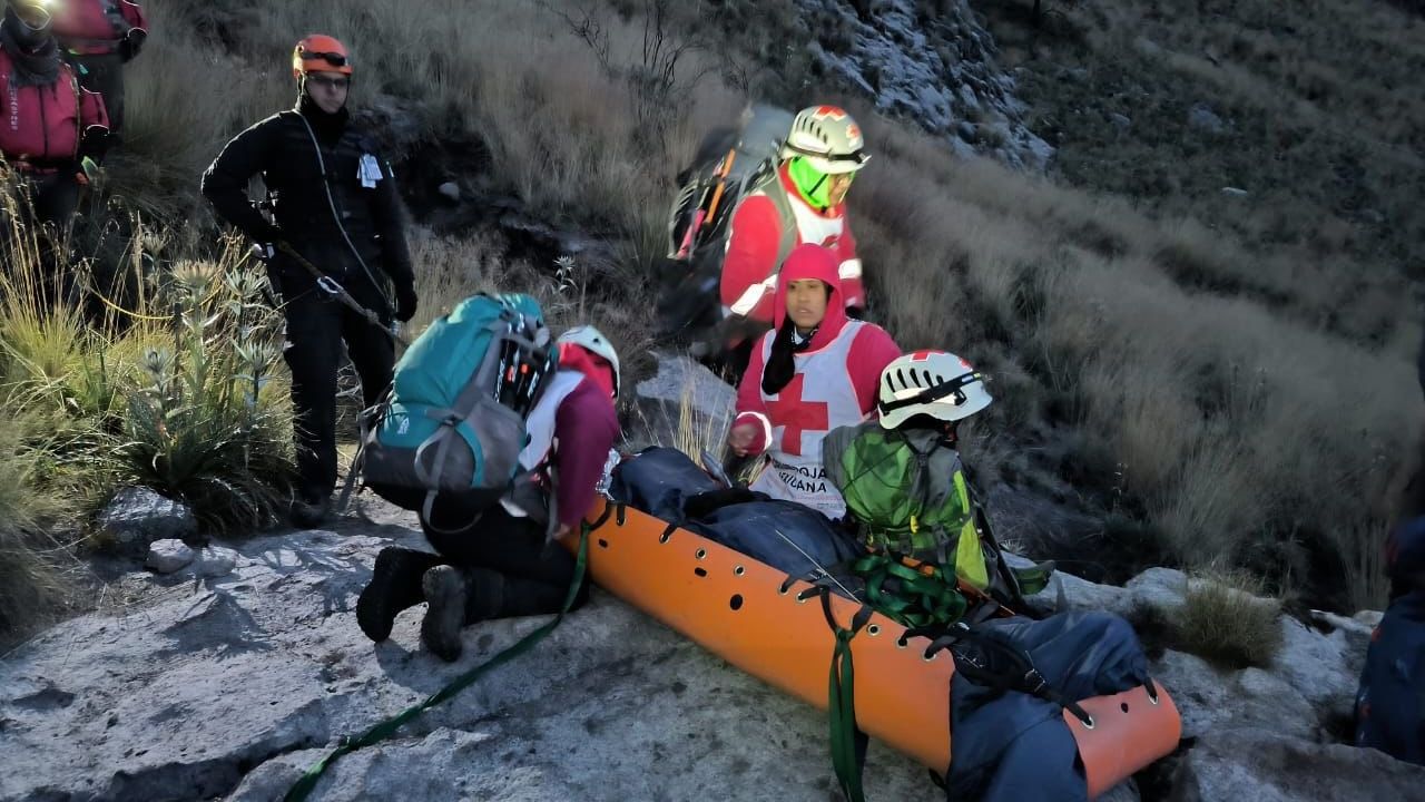 FOTOS: Paramédico se rompe la pierna tras rescatar a persona en el Iztaccíhuatl