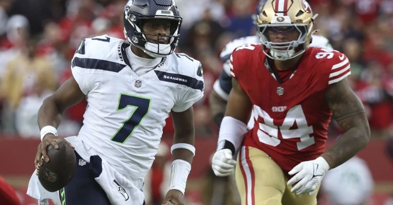 Geno Smith fue una pesadilla para la defensa de los 49ers