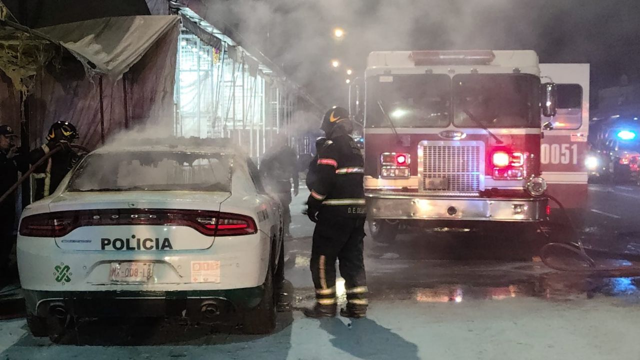 VIDEO: Sujeto lanza explosivo a patrulla de la SSC y provoca su incendio en Tepito