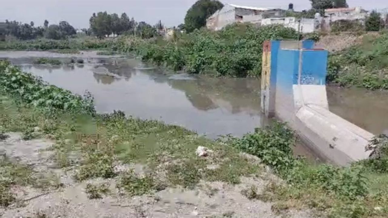 Encuentran el cuerpo de hombre desparecido flotando sobre aguas negras en Puebla