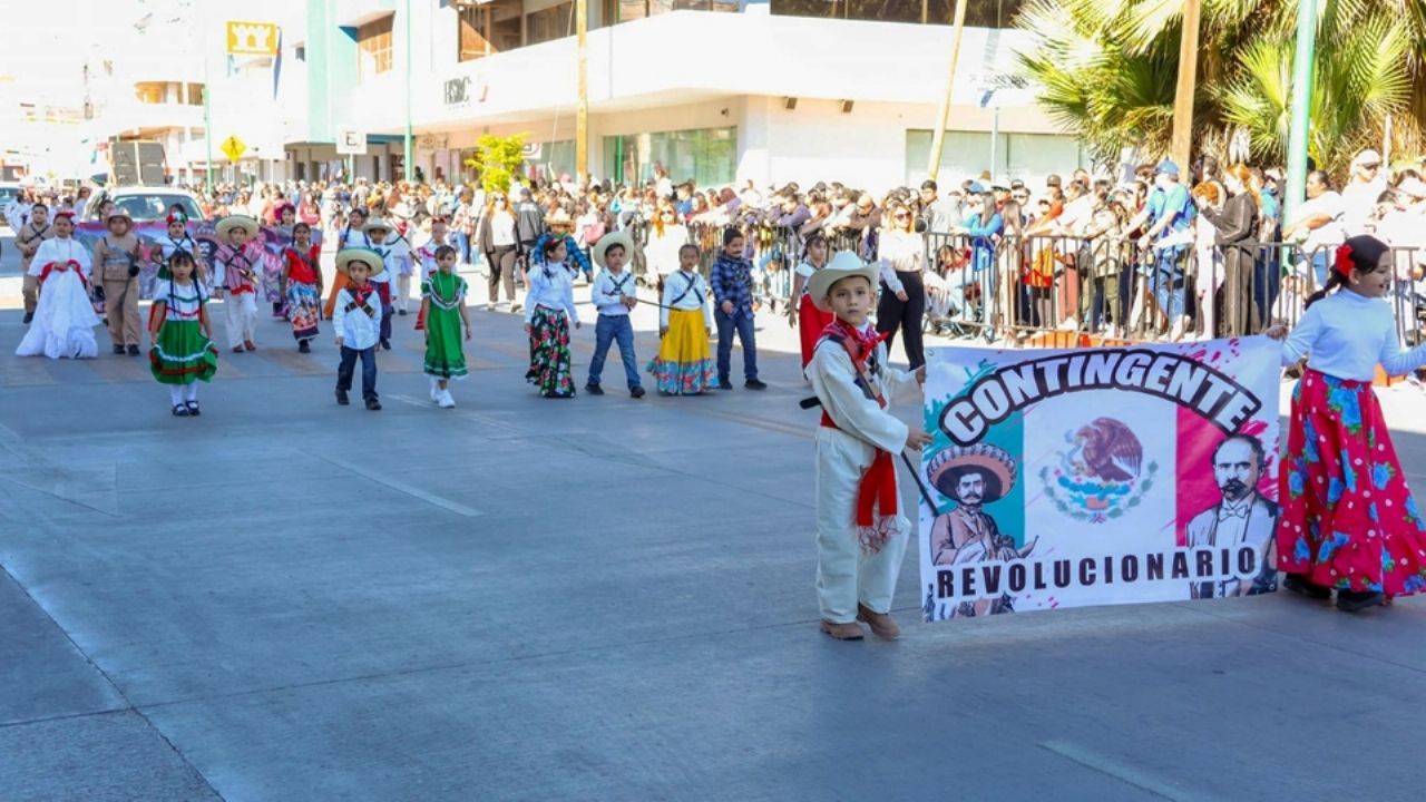 Más de 3 mil personas participaron en el desfile de Revaluación Mexicana en Guaymas