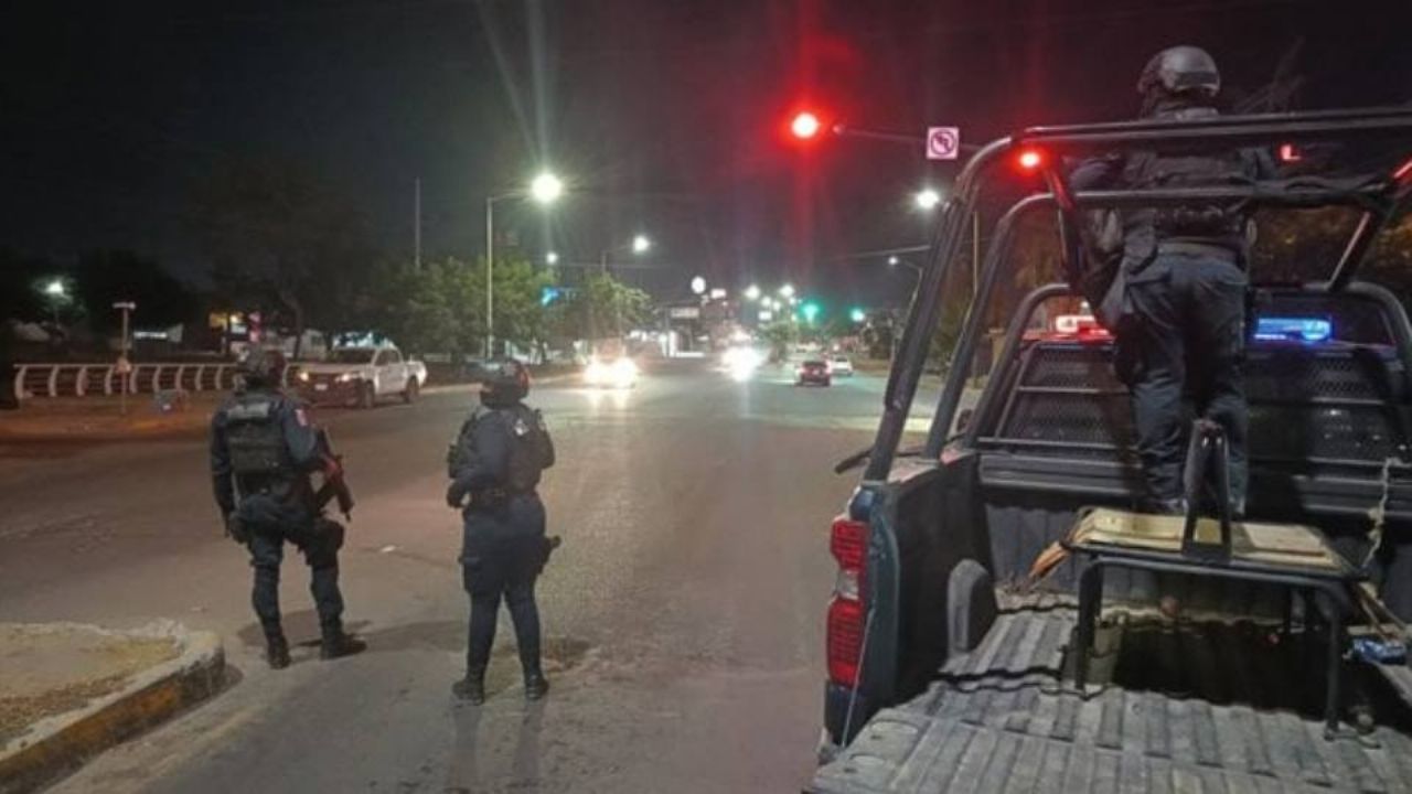 Grupo armado tumba el portón de una casa y levanta a policía municipal de Culiacán