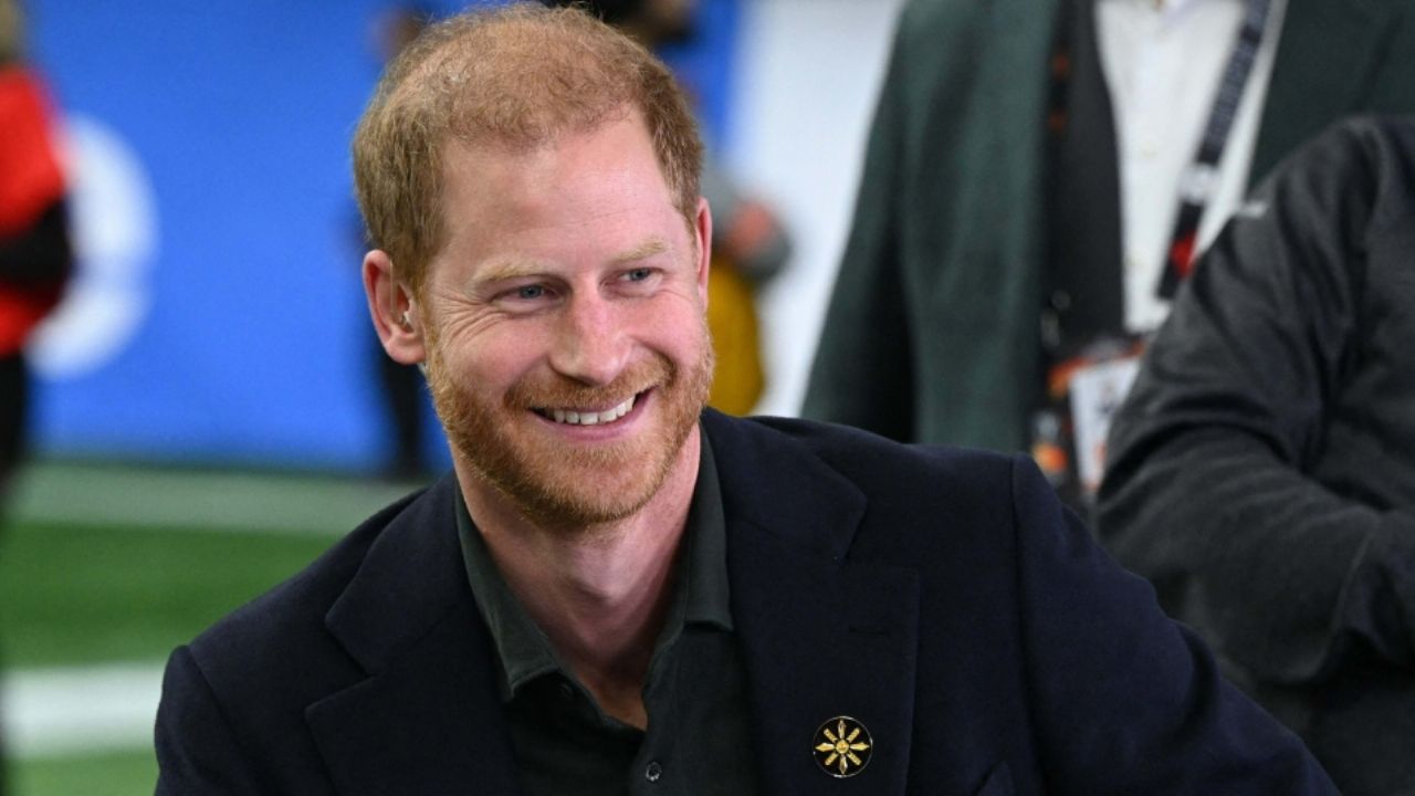 Realeza en shock: Príncipe Harry se hace tatuaje y exhibe VIDEO; lo pidió en su retaguardia