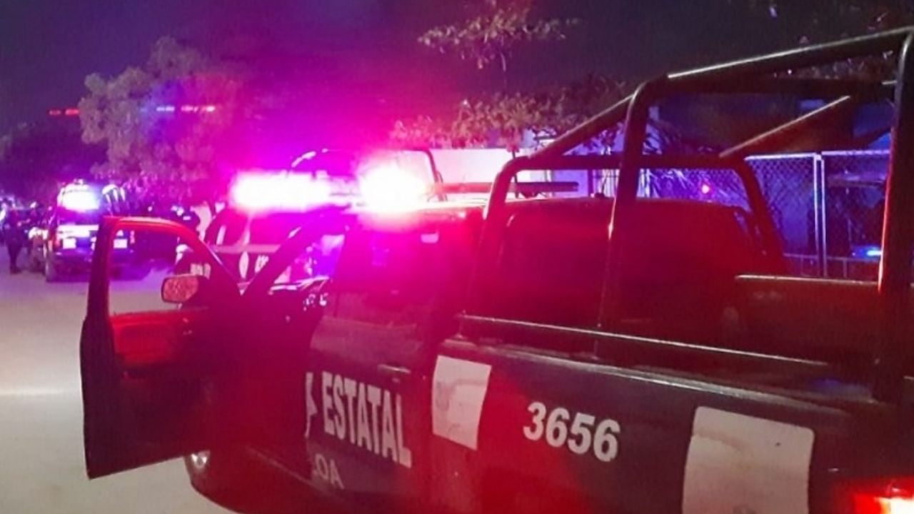 Imágenes fuertes: Sicarios abandonan cadáver y le prenden fuego en Culiacán