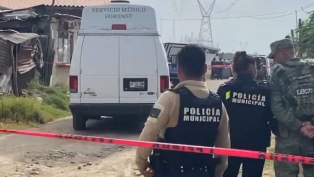 VIDEO: Incendian mototaxi en Puebla y a su interior localizan un cuerpo calcinado