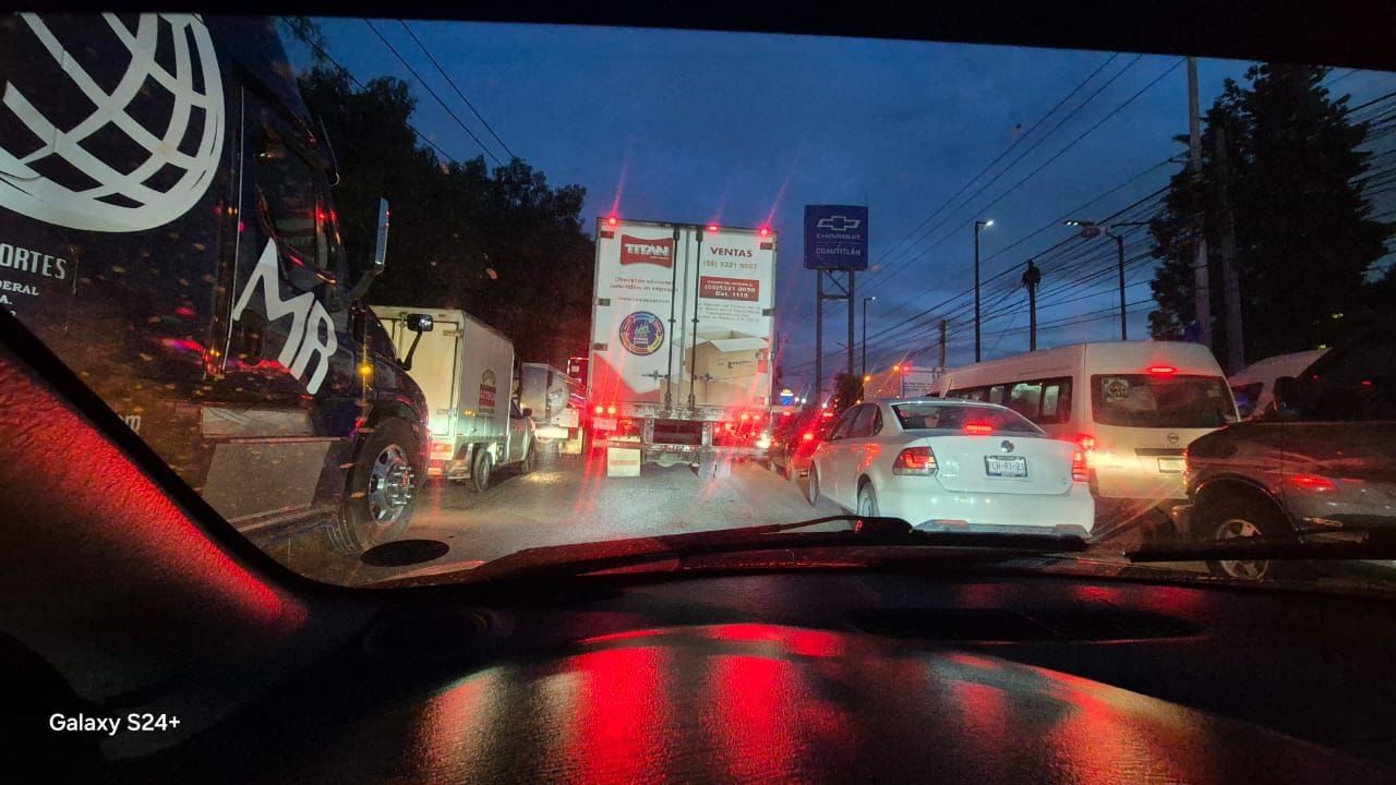 Caos en la autopista México-Querétaro: 14 horas varados por fuerte choque de camiones