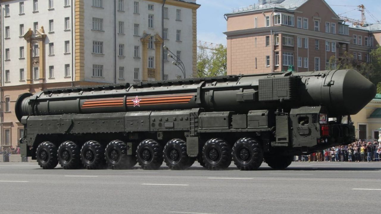 Rusia comienza represalias: Lanza por primera vez un misil balístico contra Ucrania