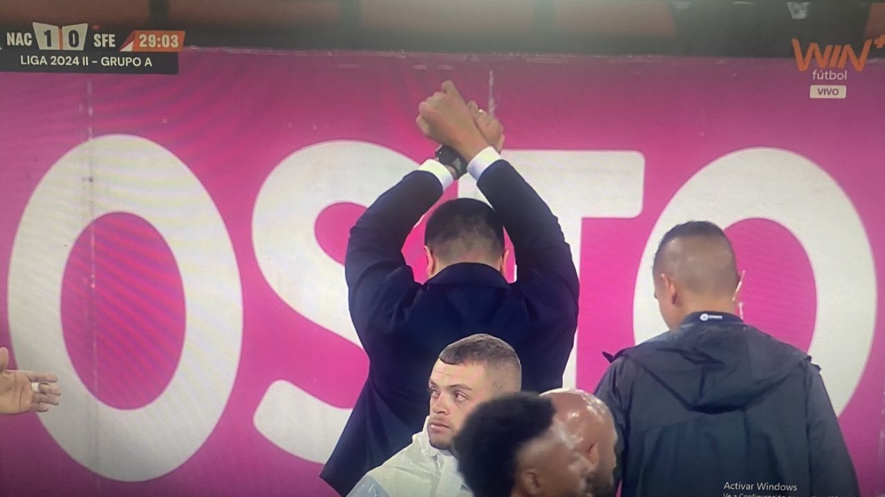 (VIDEO) Efraín Juárez sigue en polémica: Lo expulsan de partido tras festejar un gol