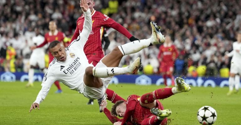 Bradley se barre para quitarle el esférico a Mbappé