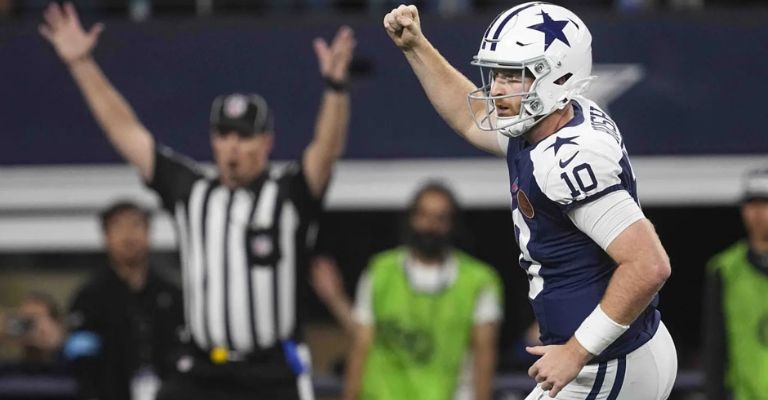 Cooper Rush festeja una de las anotaciones