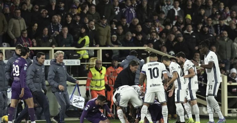 Jugadores de ambos equipos rodean a Bove, tras desplomarse