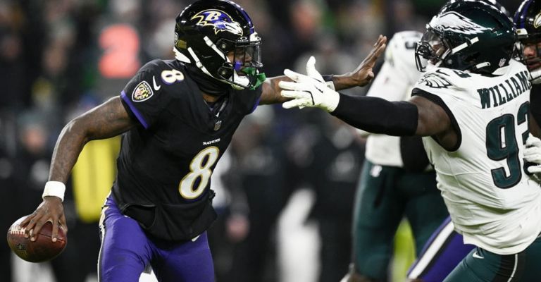 Lamar Jackson fue bien contenido por la defensa de Filadelfia