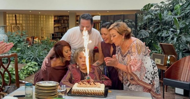 Alejandra Guzmán anuncia regreso a los escenarios en medio de su luto por Silvia Pinal