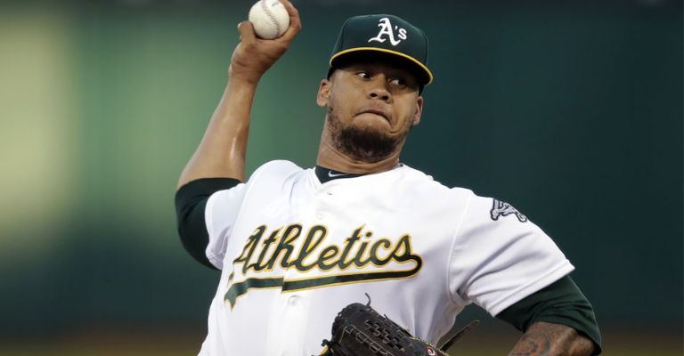 El diestro vistió también el uniforme de Oakland