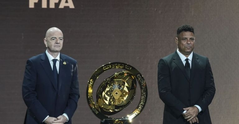 Gianni Infantino y Ronaldo presentaron el trofeo del Mundial