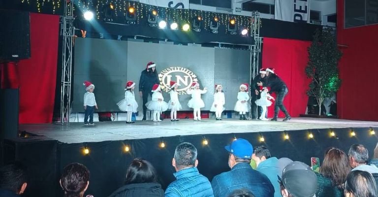 Los padres de familias disfrutaron de los bailables de sus pequeños.