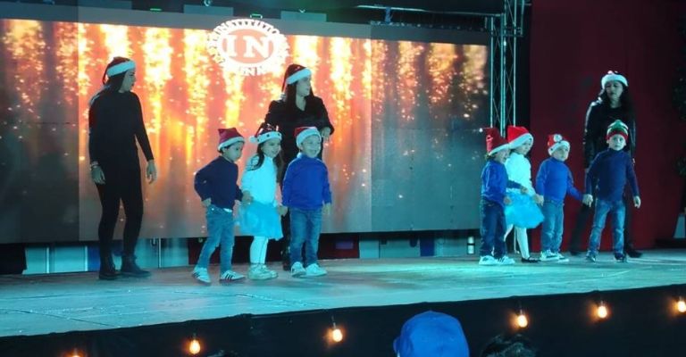 Con coreografías navideñas, los alumnos sorprendieron al público.