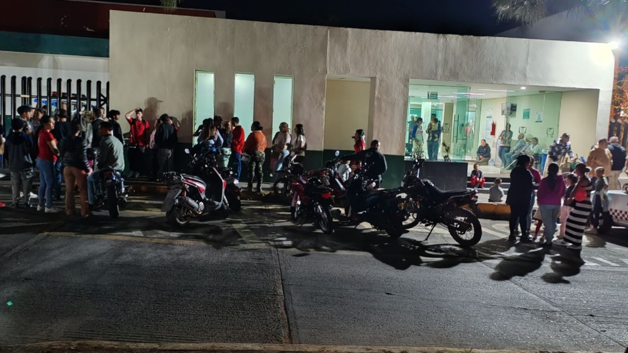 VIDEO: Conductor mata a dos menores al embestir a caravana navideña en Michoacán