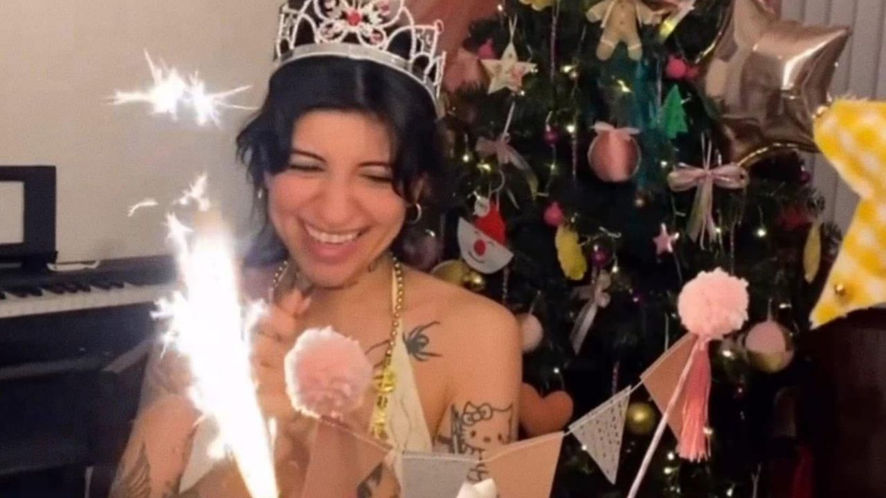 Cazzu celebra su cumpleaños 31 con temática de Hello Kitty rodeada de su familia