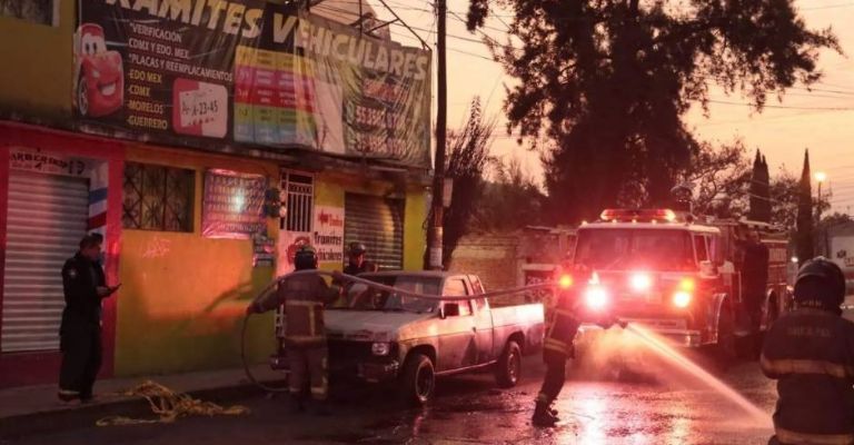 Bomberos retiraron las manchas de sangre de la calle.