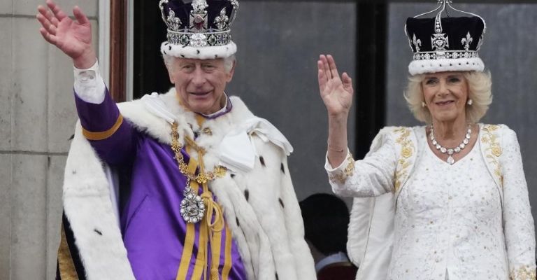 Rey Carlos III debe alargar su tratamiento de cáncer al 2025