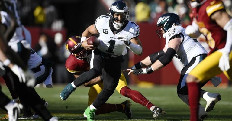 Hurts fue maltratado por la defensiva de Washington