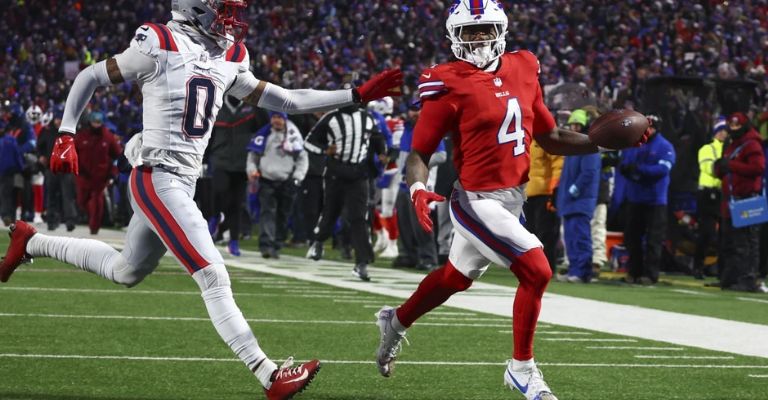 Cook consigue una de sus dos anotaciones ante Pats