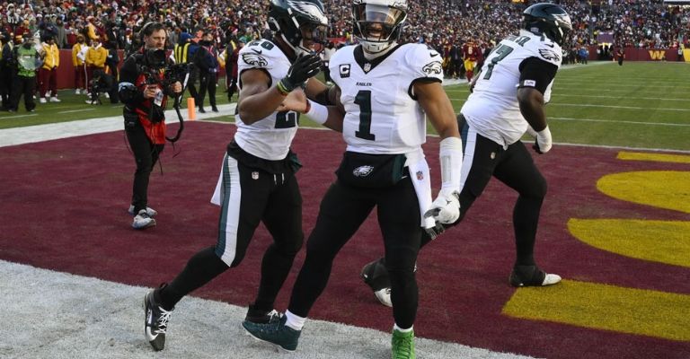 Hurts salió lesionado en el último encuentro del equipo