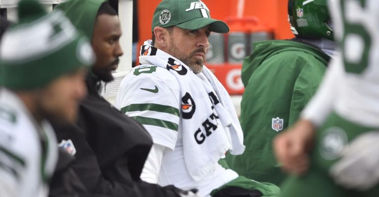 Rodgers finalizó el juego en la banca