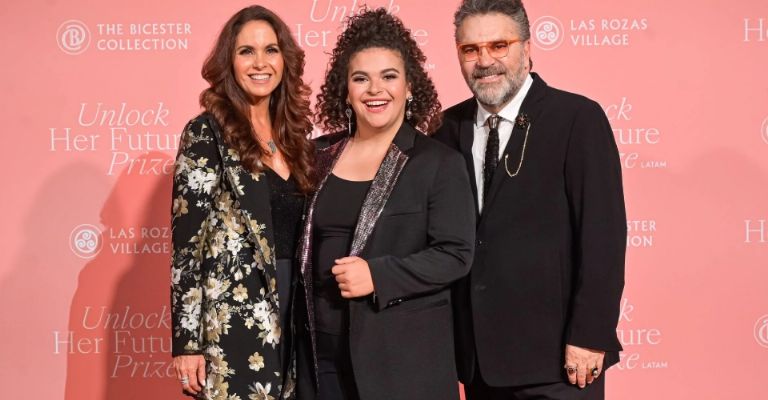 Lucero le roba un beso a Mijares sobre el escenario y Lucerito reacciona inesperadamente