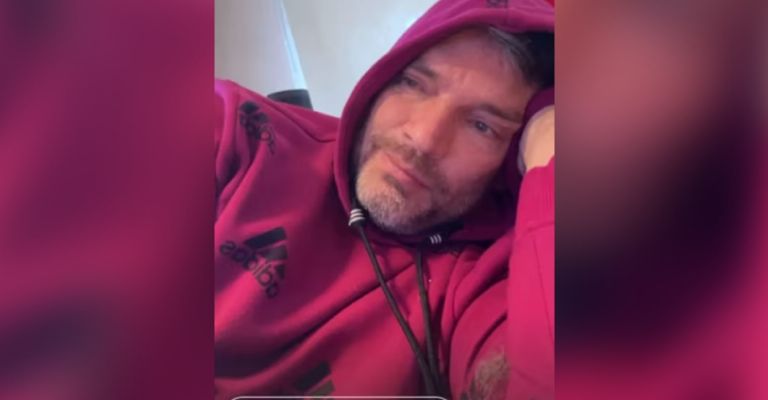 Julián Gil aparece molesto tras rumores de su boda y divorcio