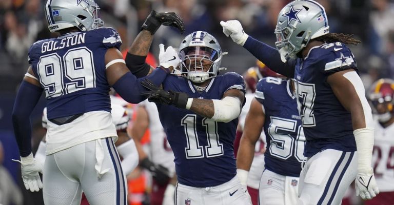 Micah Parsons (11) tuvo par de capturas ante Commanders