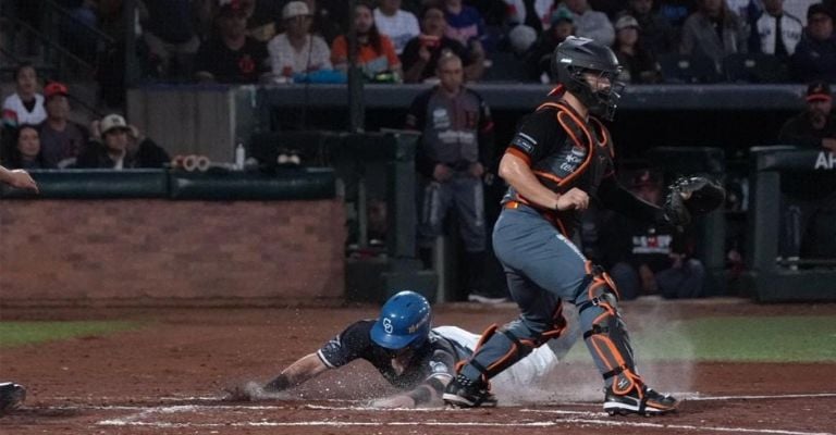 Santiago Chávez anota la primera carrera