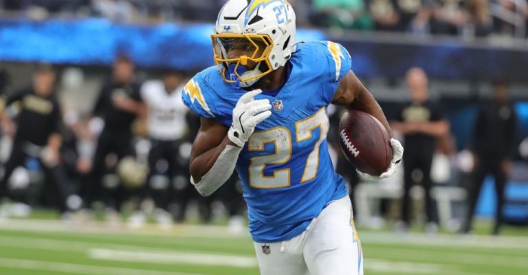 Dobbins es el titular con Los Ángeles