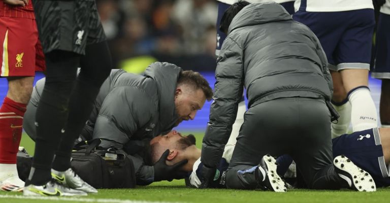 Betancur es atendido después de lesionarse