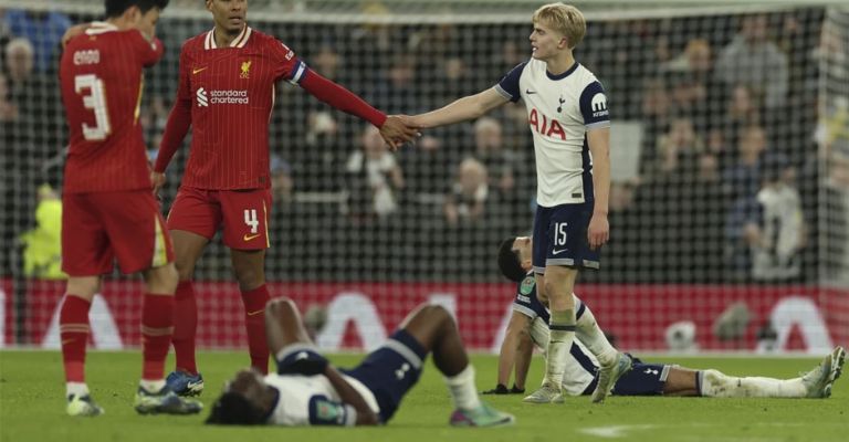 Van Dijk saluda a Bergvall al finalizar el encuentro