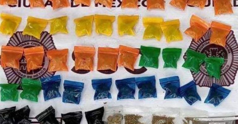Elementos policiacos le requisaron 98 bolsitas y envoltorios de droga