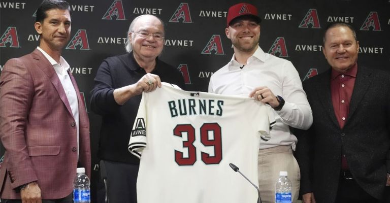 Burnes fue presentado por el dueño del equipo