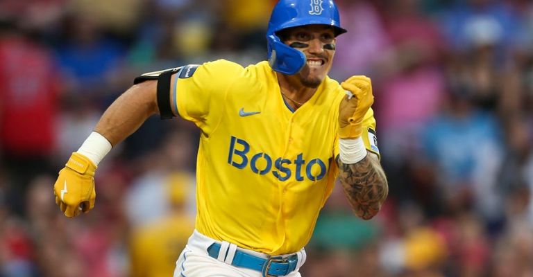 El jardinero seguirá jugando en Boston