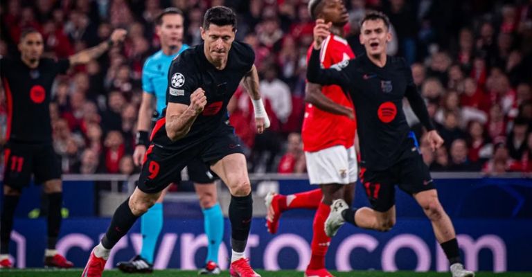 Lewandowski celebra el penal que anotó