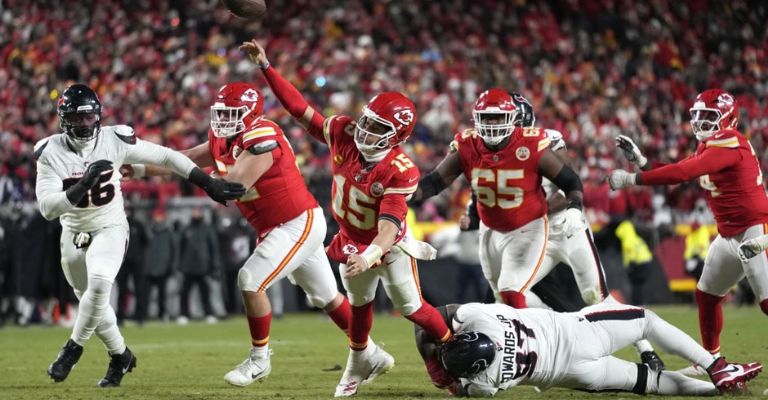Mahomes ha mostrado magia para salir adelante